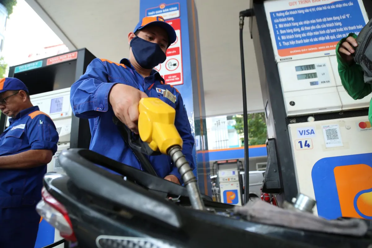 Thủ tướng: Kh&ocirc;ng để t&igrave;nh trạng cửa h&agrave;ng xăng dầu dừng b&aacute;n h&agrave;ng kh&ocirc;ng l&yacute; do - Ảnh 2.