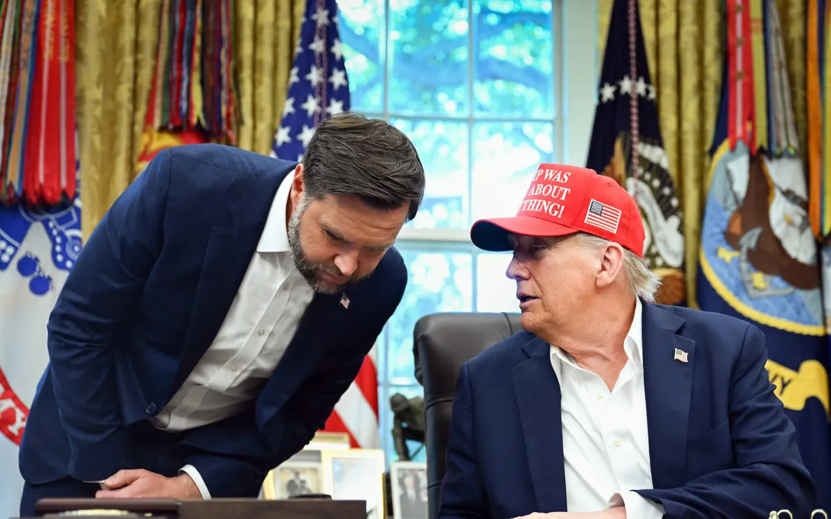 Phó Tổng thống Mỹ J.D. Vance và Tổng thống Mỹ Donald Trump tại Nhà Trắng (Ảnh: EPA/Shutterstock)