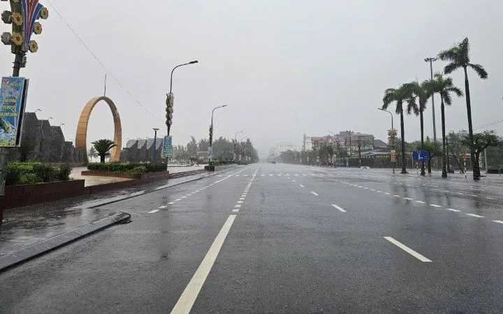 Tuyến đường Bình Minh (Nghệ An) vắng phương tiện lưu thông. Nguồn: Nhân Dân