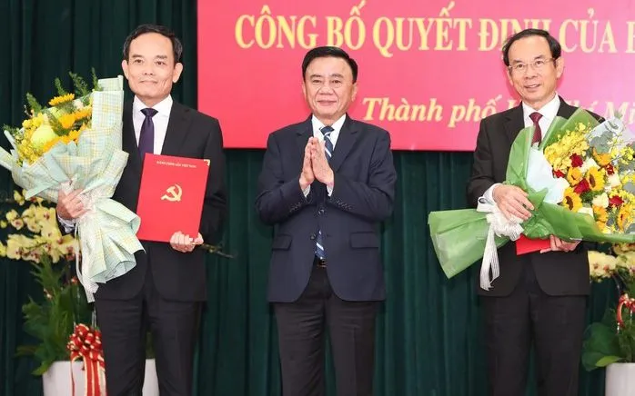 Ông Trần Cẩm Tú trao Quyết định cho ông Trần Lưu Quang và ông Nguyễn Văn Nên. Ảnh: NLĐ Ông Trần Cẩm Tú trao Quyết định cho ông Trần Lưu Quang và ông Nguyễn Văn Nên. Ảnh: NLĐ