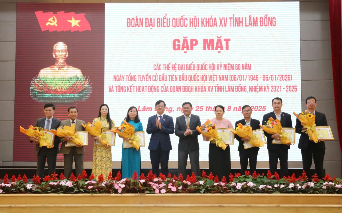 Hội Nghị tiến hành tặng Bằng khen cho 3 tập thể và 8 cá nhân có thành tích trong thời gian qua. Hội Nghị tiến hành tặng Bằng khen cho 3 tập thể và 8 cá nhân có thành tích trong thời gian qua.
