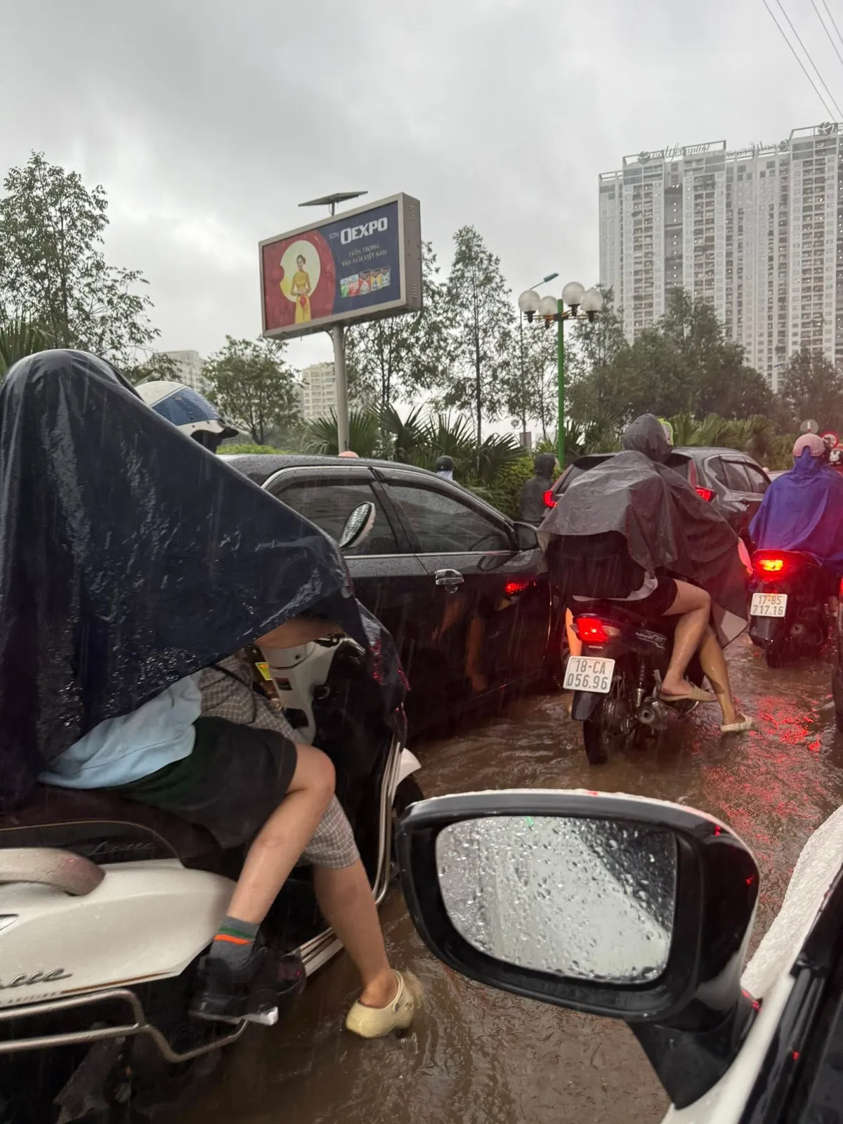 Hà Nội nhiều nơi ngập trong biển nước sau trận mưa suốt đêm tới sáng- Ảnh 1. Hà Nội nhiều nơi ngập trong biển nước sau trận mưa suốt đêm tới sáng- Ảnh 1.