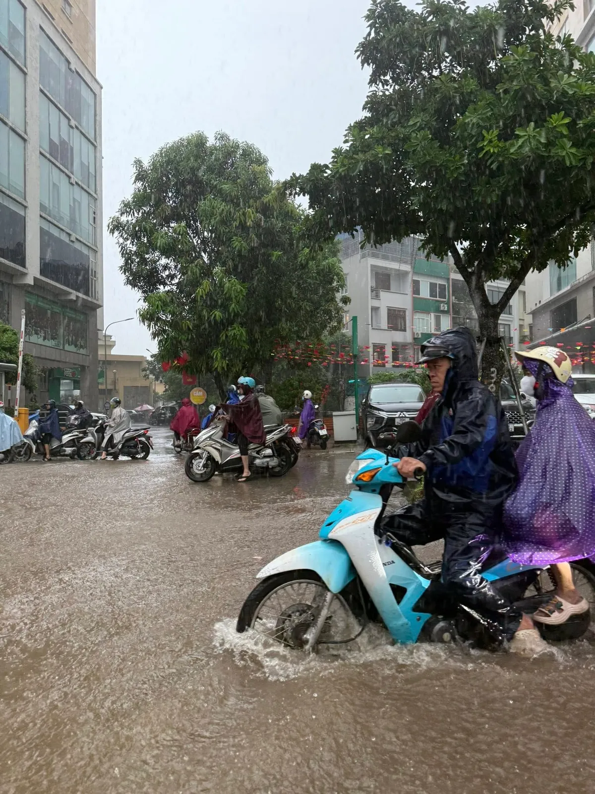 Hà Nội nhiều nơi ngập trong biển nước sau trận mưa suốt đêm tới sáng- Ảnh 2. Hà Nội nhiều nơi ngập trong biển nước sau trận mưa suốt đêm tới sáng- Ảnh 2.