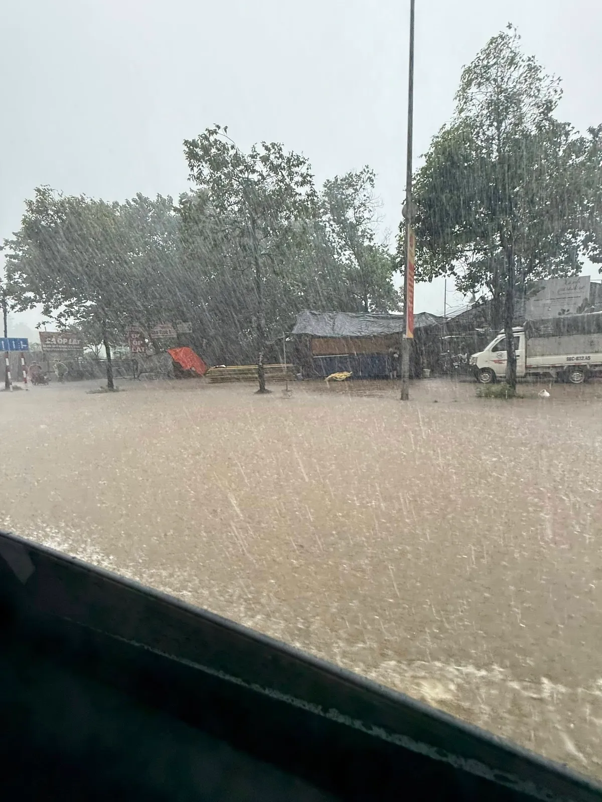 Hà Nội nhiều nơi ngập trong biển nước sau trận mưa suốt đêm tới sáng- Ảnh 3. Hà Nội nhiều nơi ngập trong biển nước sau trận mưa suốt đêm tới sáng- Ảnh 3.