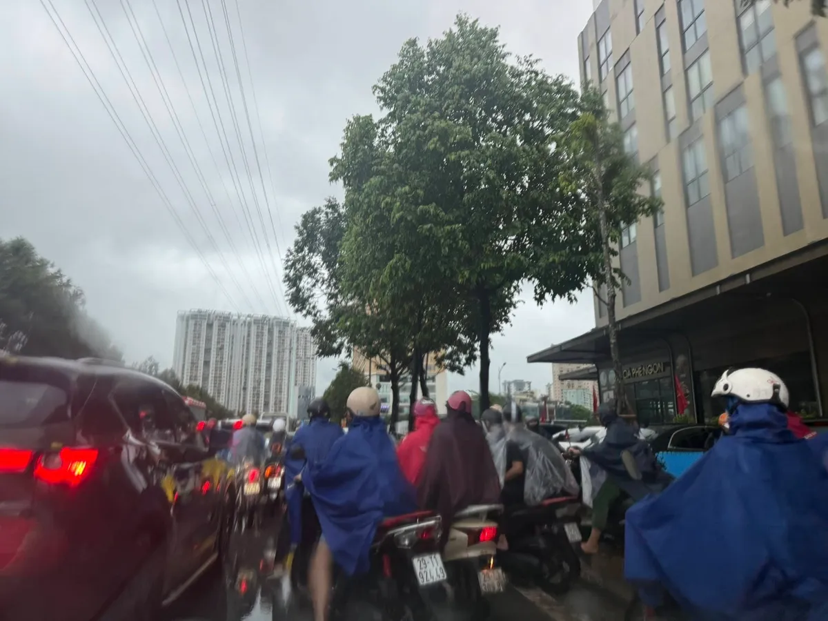 Hà Nội nhiều nơi ngập trong biển nước sau trận mưa suốt đêm tới sáng- Ảnh 4. Hà Nội nhiều nơi ngập trong biển nước sau trận mưa suốt đêm tới sáng- Ảnh 4.