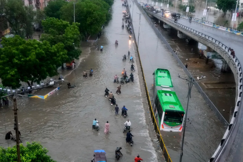 Hơn 400 người thiệt mạng do mưa lũ ở Pakistan - Ảnh 2.