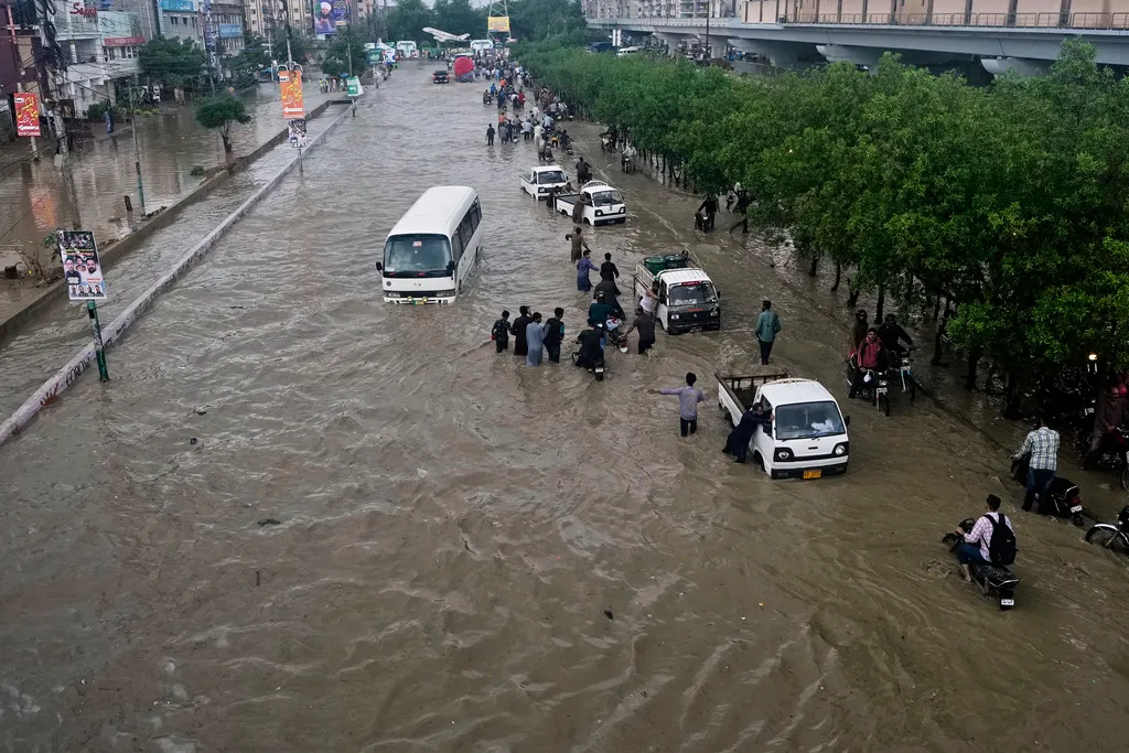 Hơn 400 người thiệt mạng do mưa lũ ở Pakistan - Ảnh 1.