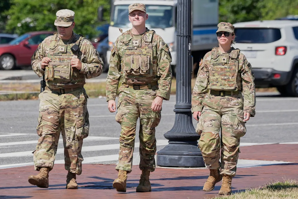 Mỹ: Vệ binh Quốc gia bắt đầu mang vũ khí tuần tra tại thủ đô Washington - Ảnh 1. Mỹ: Vệ binh Quốc gia bắt đầu mang vũ khí tuần tra tại thủ đô Washington - Ảnh 1.