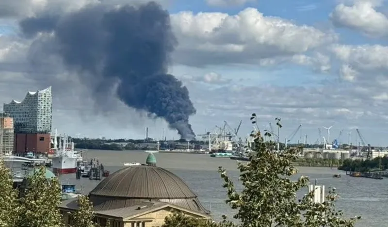 Nổ bình khí nén gây cháy lớn tại Hamburg, Đức - Ảnh 1.
