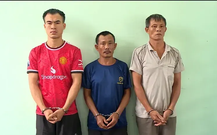 Từ trái qua: Trần Văn Hậu, Trần Văn Châu, Mai Xuân Hạnh tại cơ quan điều tra. (Ảnh: CA) Từ trái qua: Trần Văn Hậu, Trần Văn Châu, Mai Xuân Hạnh tại cơ quan điều tra. (Ảnh: CA)
