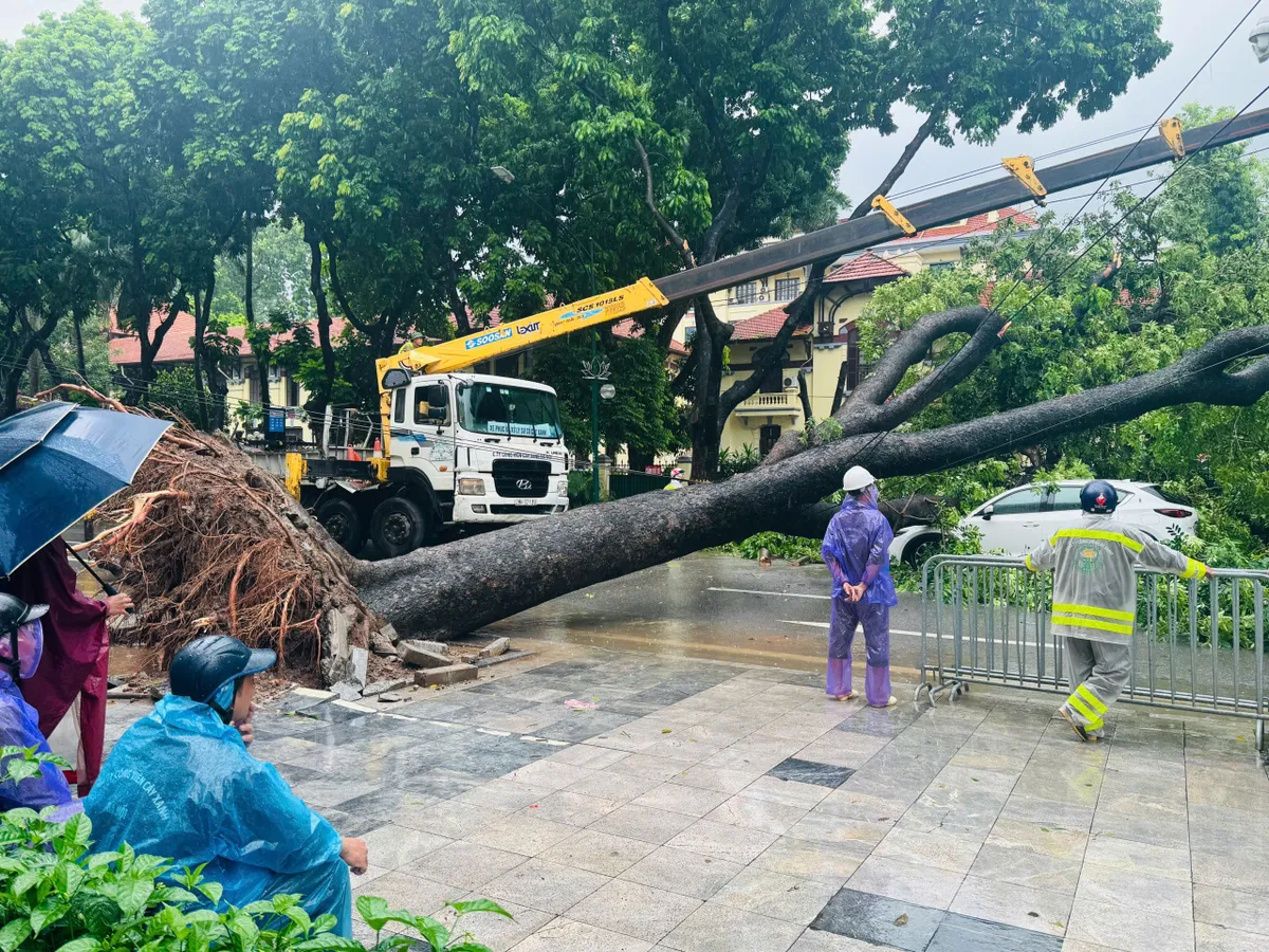 Hà Nội ngập úng vì mưa bão, nhiều người không thể đến nơi làm việc - Ảnh 11.