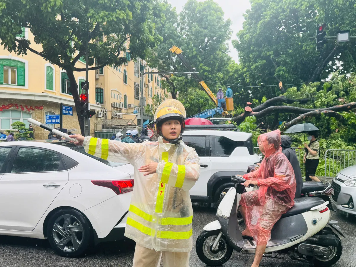 Hà Nội: CSGT căng mình phân luồng giao thông trong mưa ngập - Ảnh 6.