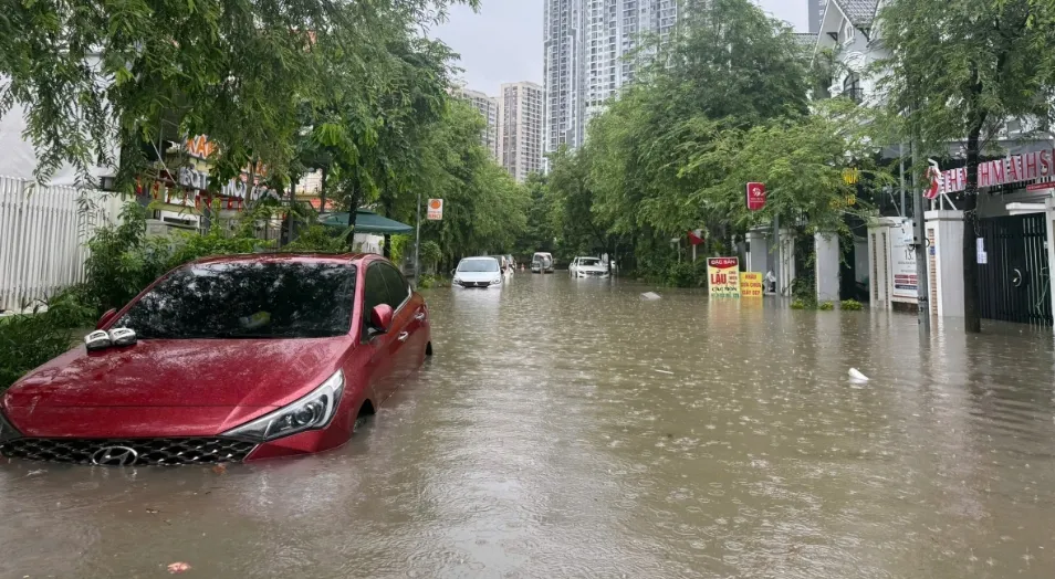 Hàng loạt xe máy, ô tô ở Hà Nội chết máy do ngập sâu, giao thông tê liệt - Ảnh 1.
