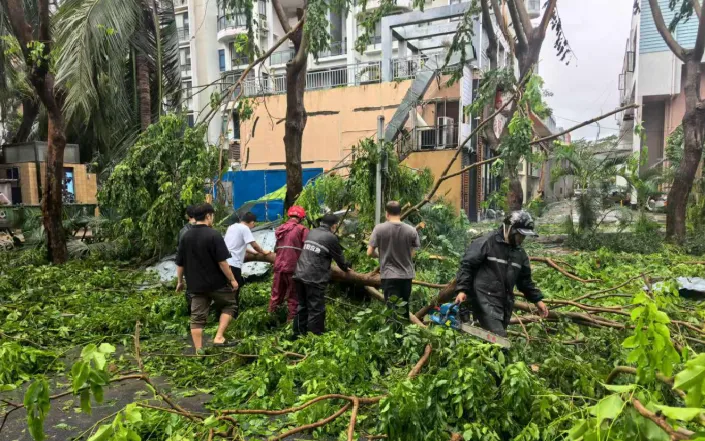 Dọn dẹp cành cây gãy, lá rụng, nước đọng, bùn đất và rác thải vương vãi sau khi cơn bão Kajiki đi qua ở Tam Á, tỉnh Hải Nam, Trung Quốc (Ảnh: China Daily) Dọn dẹp cành cây gãy, lá rụng, nước đọng, bùn đất và rác thải vương vãi sau khi cơn bão Kajiki đi qua ở Tam Á, tỉnh Hải Nam, Trung Quốc (Ảnh: China Daily)