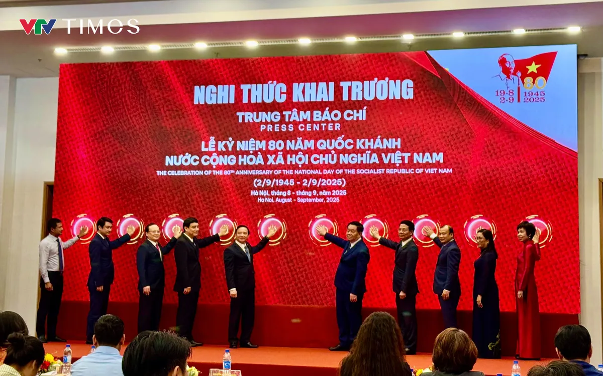 Các đại biểu thực hiện nghi thức khai trương trung tâm báo chí Các đại biểu thực hiện nghi thức khai trương trung tâm báo chí