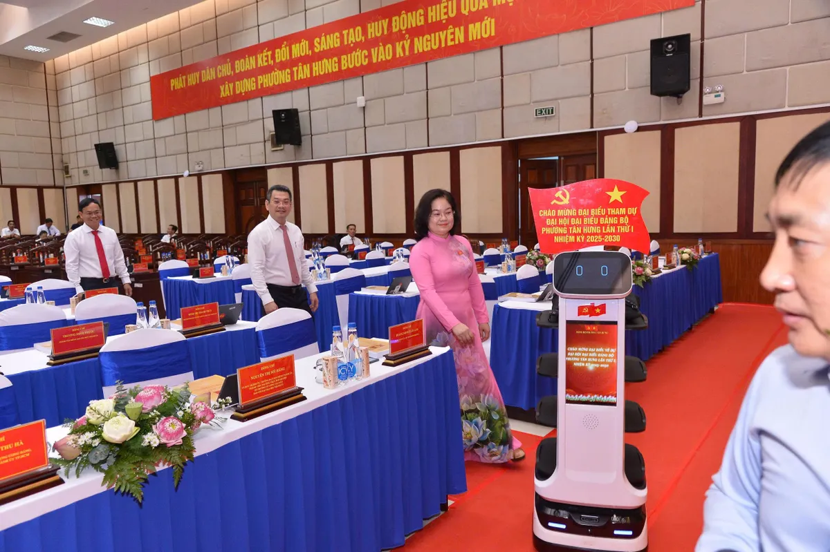 TP Hồ Chí Minh thử nghiệm robot thông minh tiếp dân tại 5 phường - Ảnh 1.