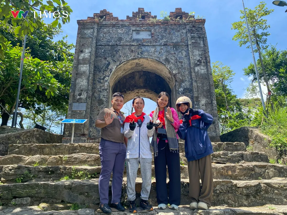 Đạp xe 2000km từ TP. Cần Thơ ra Hà Nội xem diễu binh 2/9- Ảnh 2. Đạp xe 2000km từ TP. Cần Thơ ra Hà Nội xem diễu binh 2/9- Ảnh 2.