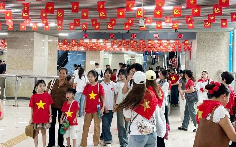 Hai tuyến metro tại Hà Nội ghi nhận lượng hành khách kỷ lục trong ngày hợp luyện diễu binh lần hai chào mừng Quốc khánh 2/9.