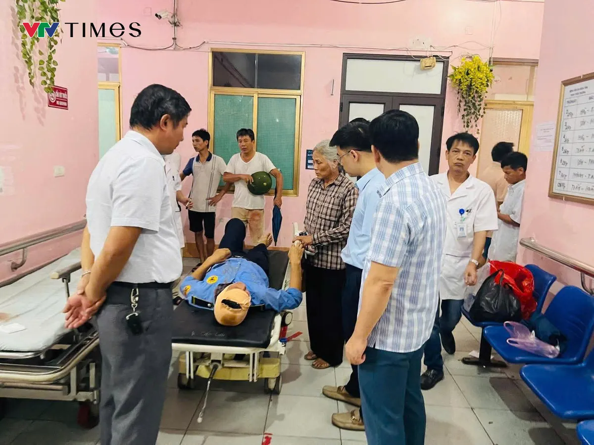 Ninh Bình: Cấp cứu nhiều nạn nhân vụ lốc xoáy do ảnh hưởng bão số 5 - Ảnh 1.