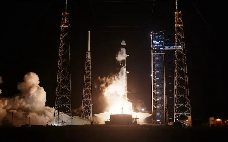 Tên lửa SpaceX Falcon 9 cất cánh từ Tổ hợp phóng vũ trụ 40 tại Trạm vũ trụ Cape Canaveral để bắt đầu sứ mệnh CRS-33 lên ISS (Ảnh: SpaceX) Tên lửa SpaceX Falcon 9 cất cánh từ Tổ hợp phóng vũ trụ 40 tại Trạm vũ trụ Cape Canaveral để bắt đầu sứ mệnh CRS-33 lên ISS (Ảnh: SpaceX)