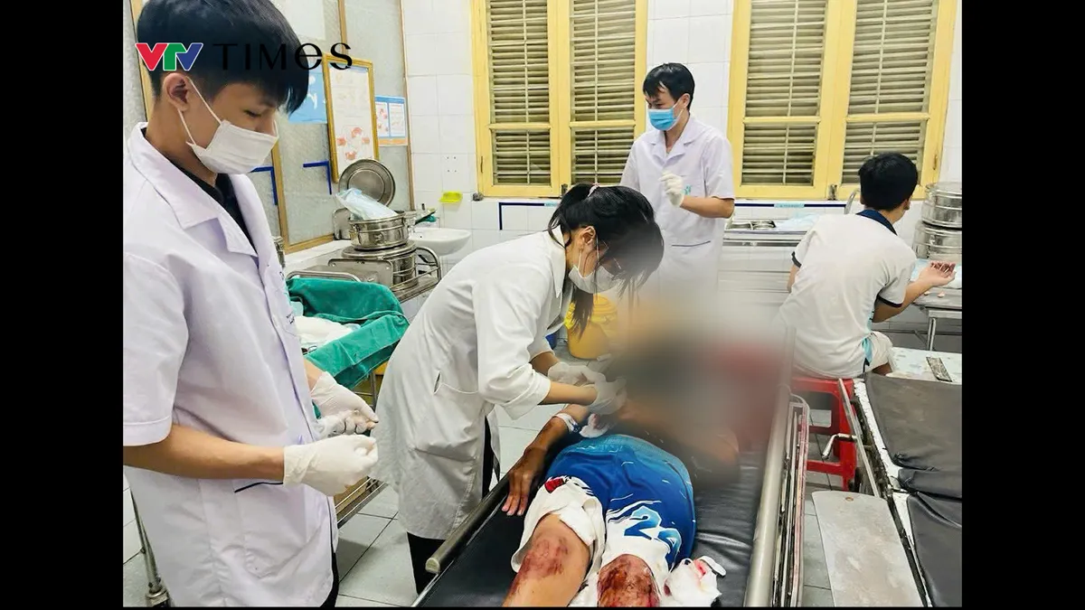 Ninh Bình: Cấp cứu nhiều nạn nhân vụ lốc xoáy do ảnh hưởng bão số 5 - Ảnh 2.