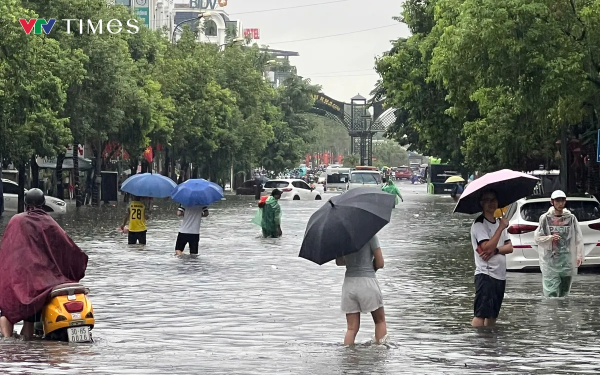Đường khu của khu A Geleximco An Khánh bị ngập sâu Đường khu của khu A Geleximco An Khánh bị ngập sâu