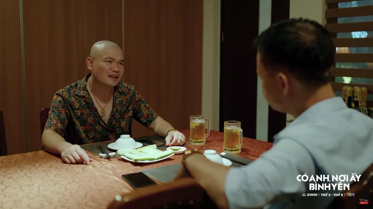 C&oacute; anh, nơi ấy b&igrave;nh y&ecirc;n - Tập 17: Chủ tịch Thứ bị người d&acirc;n mỉa mai, Xu&acirc;n bị nh&acirc;n vi&ecirc;n trại lợn b&aacute;n đứng - Ảnh 3.