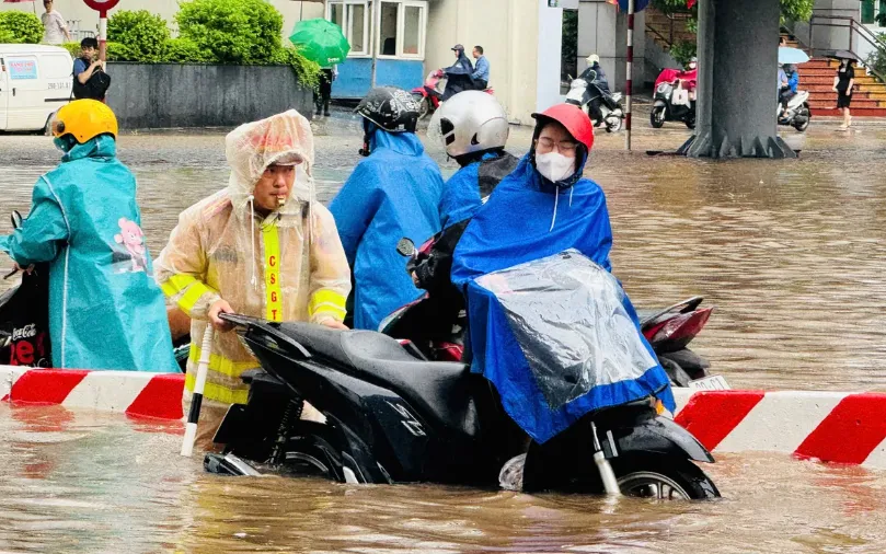 Do ảnh hưởng của bão số 5 gây mưa lớn kéo dài trong đêm, nhiều tuyến phố trên địa bàn Hà Nội đã ngập sâu.