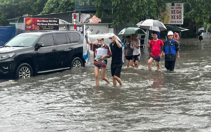 Mưa lớn diện rộng khiến nhiều tuyến phố trên địa bàn Hà Nội ngập sâu vào sáng 26/8. Mưa lớn diện rộng khiến nhiều tuyến phố trên địa bàn Hà Nội ngập sâu vào sáng 26/8.
