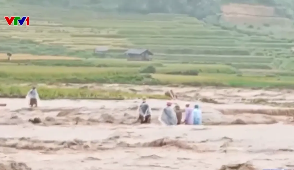 Sạt lở, lũ ống gây ách tắc nhiều tuyến giao thông ở Sơn La - Ảnh 2.