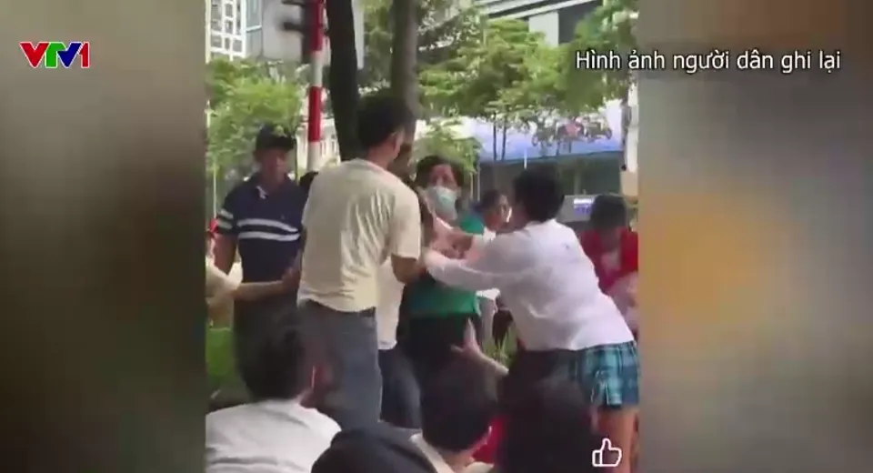 Chen lấn, xả rác, giẫm nát hoa: Những hình ảnh chưa đẹp sau buổi sơ duyệt diễu binh - Ảnh 1.