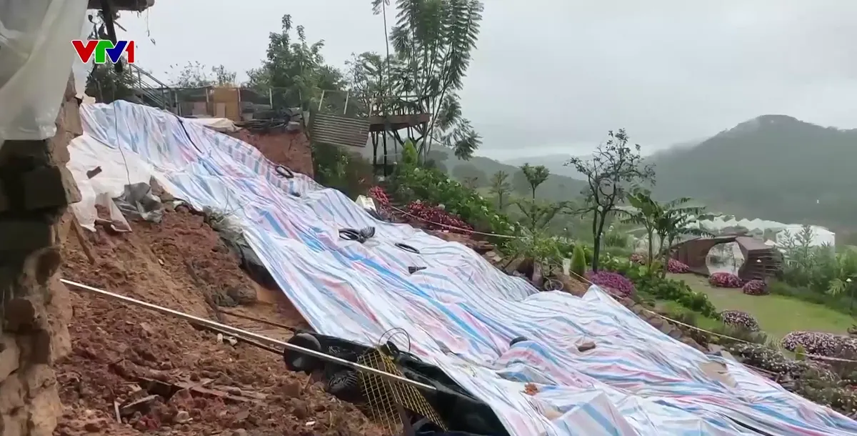 Nguy cơ sạt lở từ những quán cà phê lưng chừng đồi ở Đà Lạt - Ảnh 1.