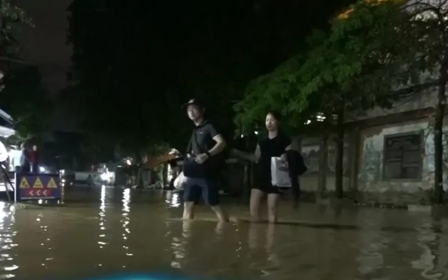 Người dân Lào Cai chạy lũ trong đêm do nước sông Hồng dâng cao- Ảnh 3. Người dân Lào Cai chạy lũ trong đêm do nước sông Hồng dâng cao- Ảnh 3.