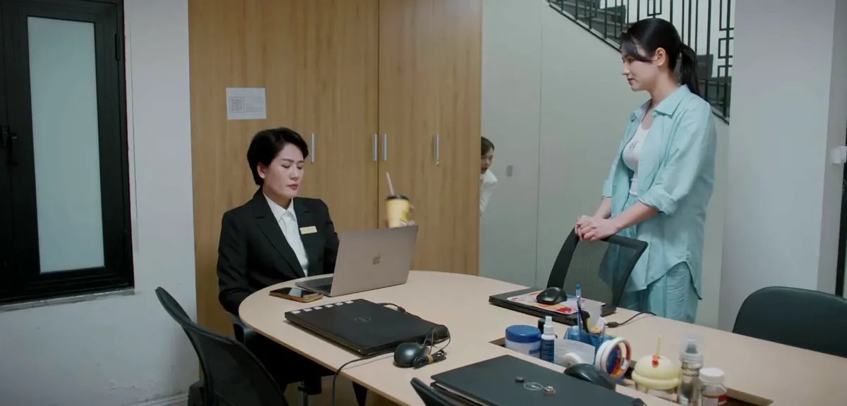 Gió ngang khoảng trời xanh - Tập 8: Đồng nghiệp sân si liên tục chơi xấu Ngân- Ảnh 1. Gió ngang khoảng trời xanh - Tập 8: Đồng nghiệp sân si liên tục chơi xấu Ngân- Ảnh 1.