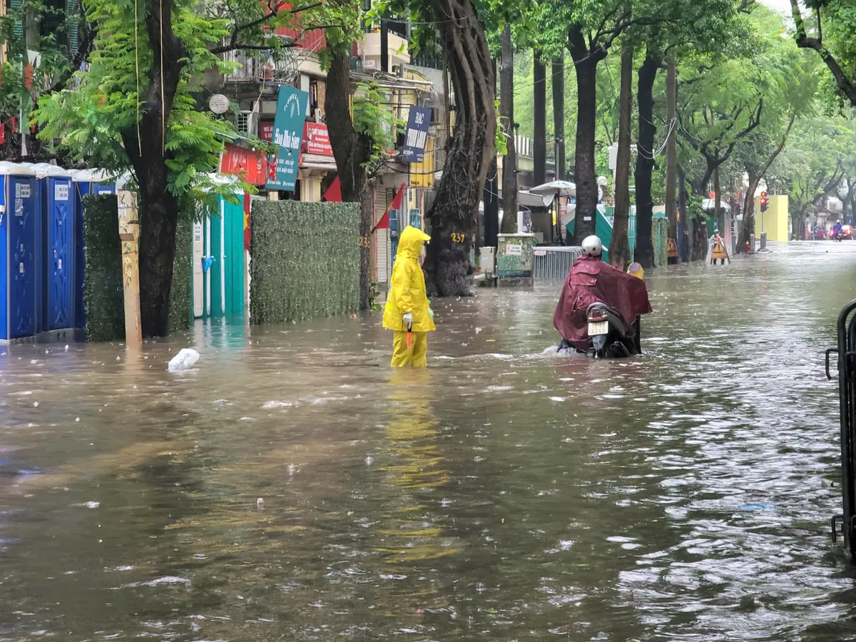 Hà Nội: CSGT căng mình phân luồng giao thông trong mưa ngập - Ảnh 4.