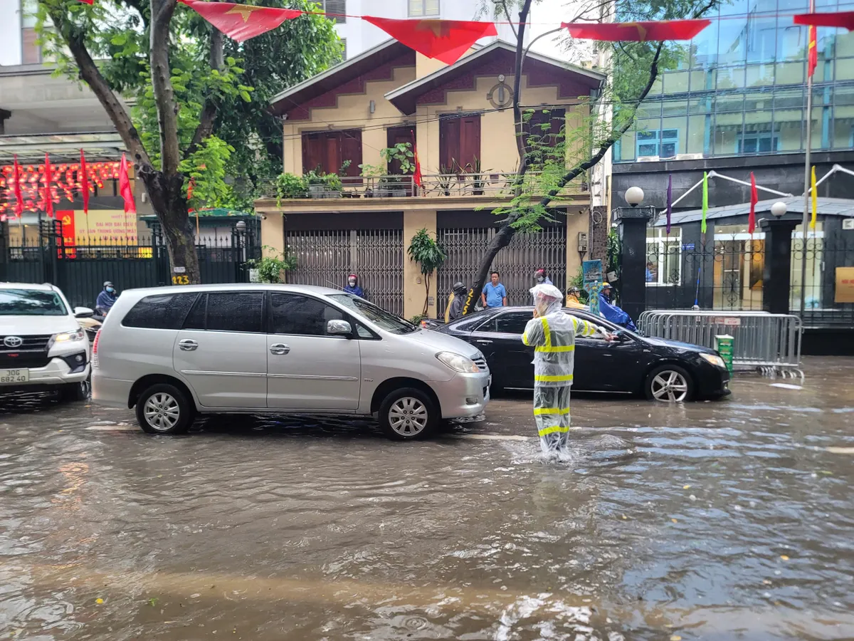 Hà Nội: CSGT căng mình phân luồng giao thông trong mưa ngập - Ảnh 10.