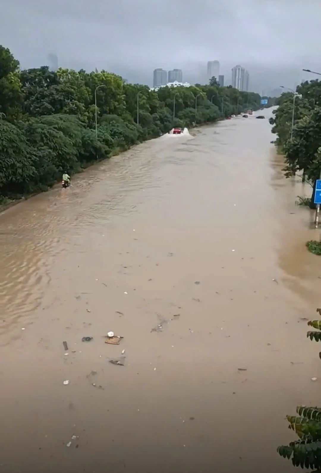 Hà Nội ngập úng vì mưa bão, nhiều người không thể đến nơi làm việc - Ảnh 5.