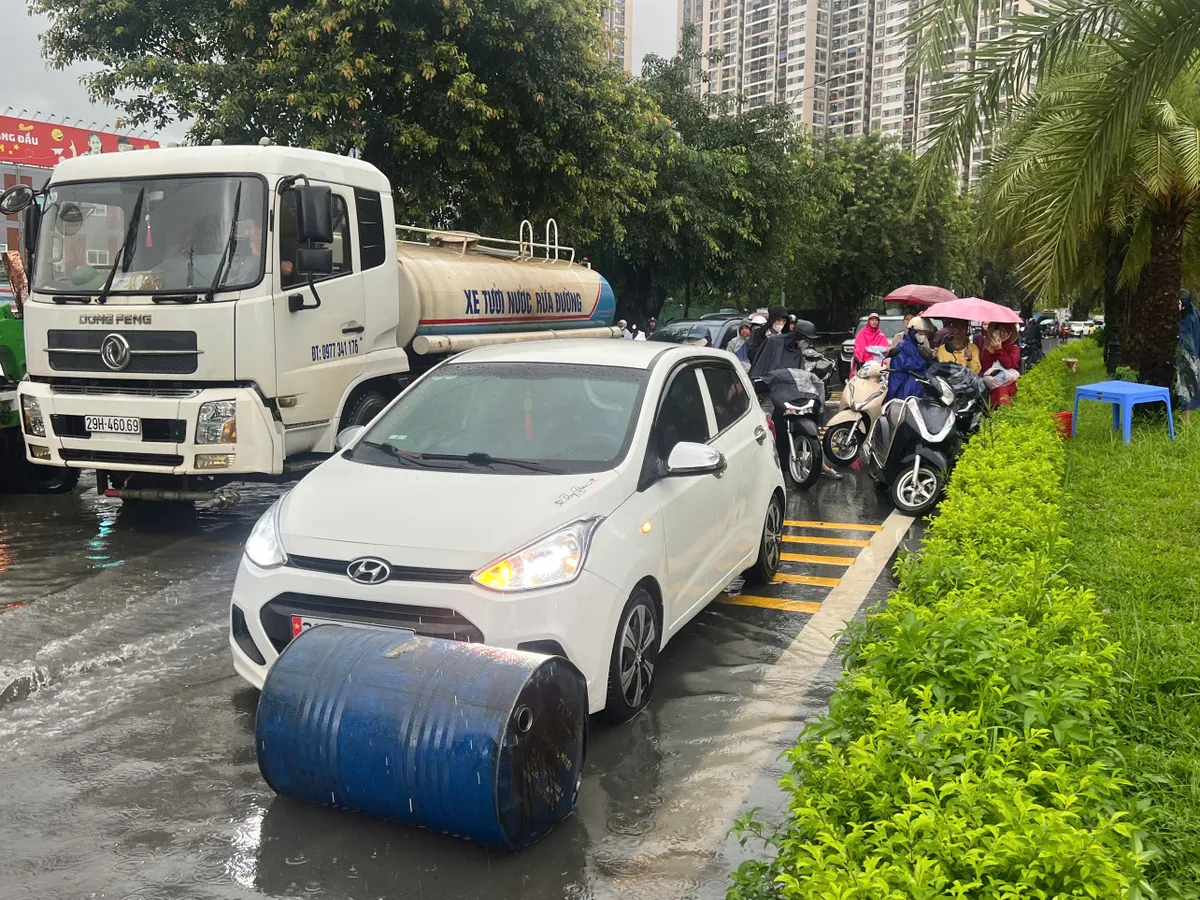 Hà Nội ngập úng vì mưa bão, nhiều người không thể đến nơi làm việc - Ảnh 8.