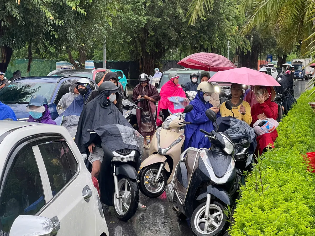 Hà Nội ngập úng vì mưa bão, nhiều người không thể đến nơi làm việc - Ảnh 7.