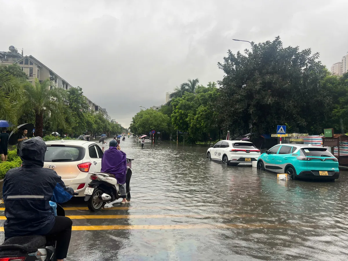 Hà Nội ngập úng vì mưa bão, nhiều người không thể đến nơi làm việc - Ảnh 6.