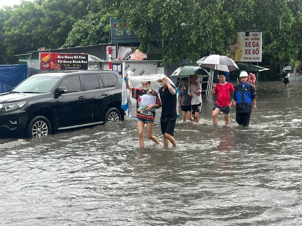 Hà Nội ngập úng vì mưa bão, nhiều người không thể đến nơi làm việc - Ảnh 1.