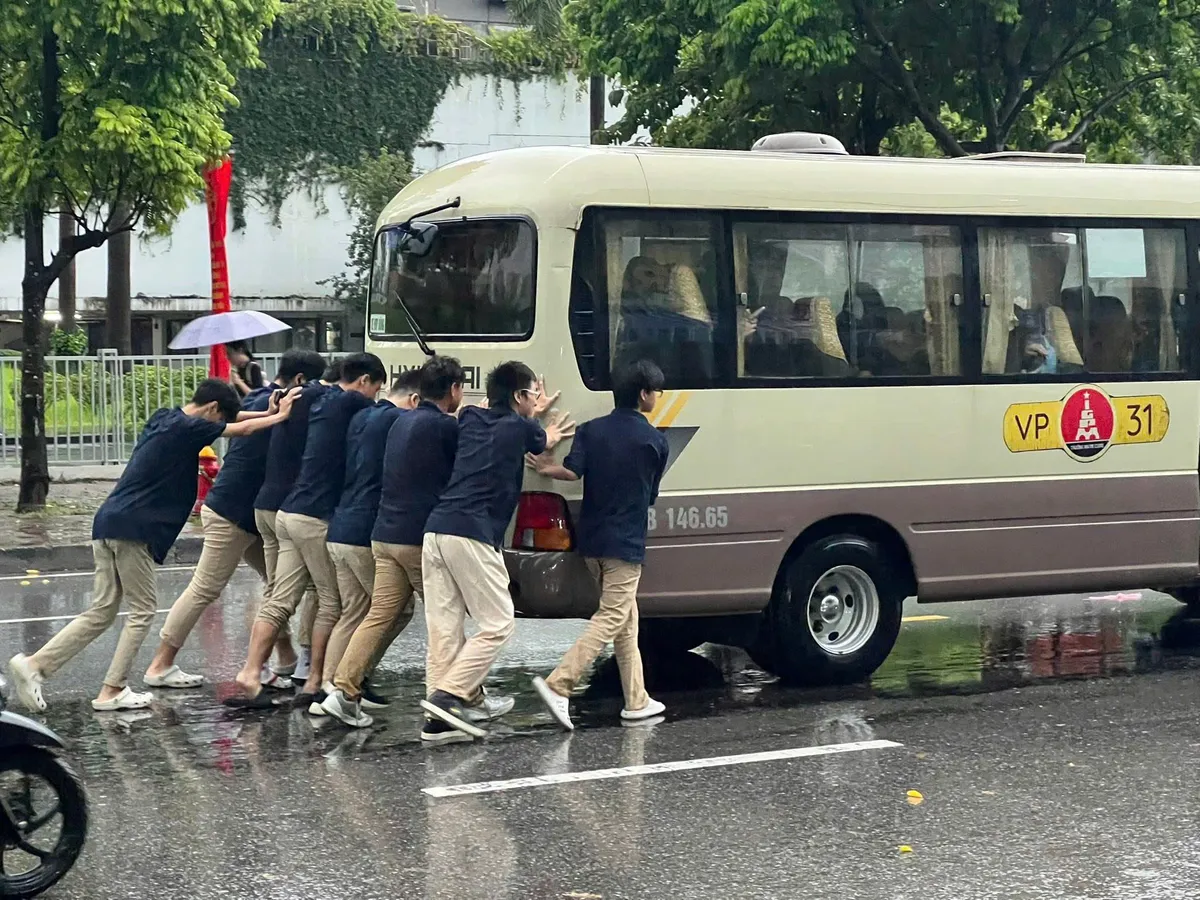 Hà Nội ngập úng vì mưa bão, nhiều người không thể đến nơi làm việc - Ảnh 2.