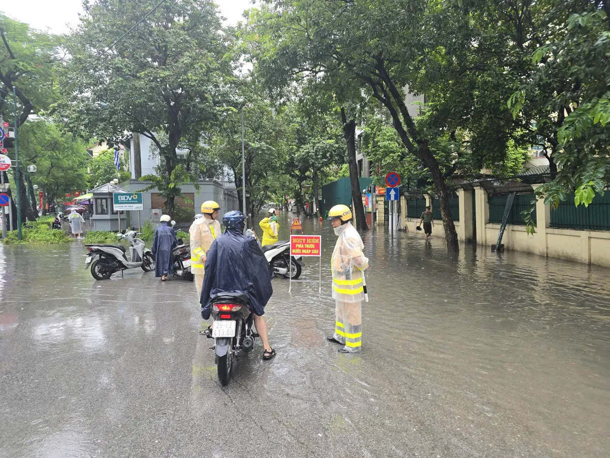 Hà Nội: CSGT căng mình phân luồng giao thông trong mưa ngập - Ảnh 7.