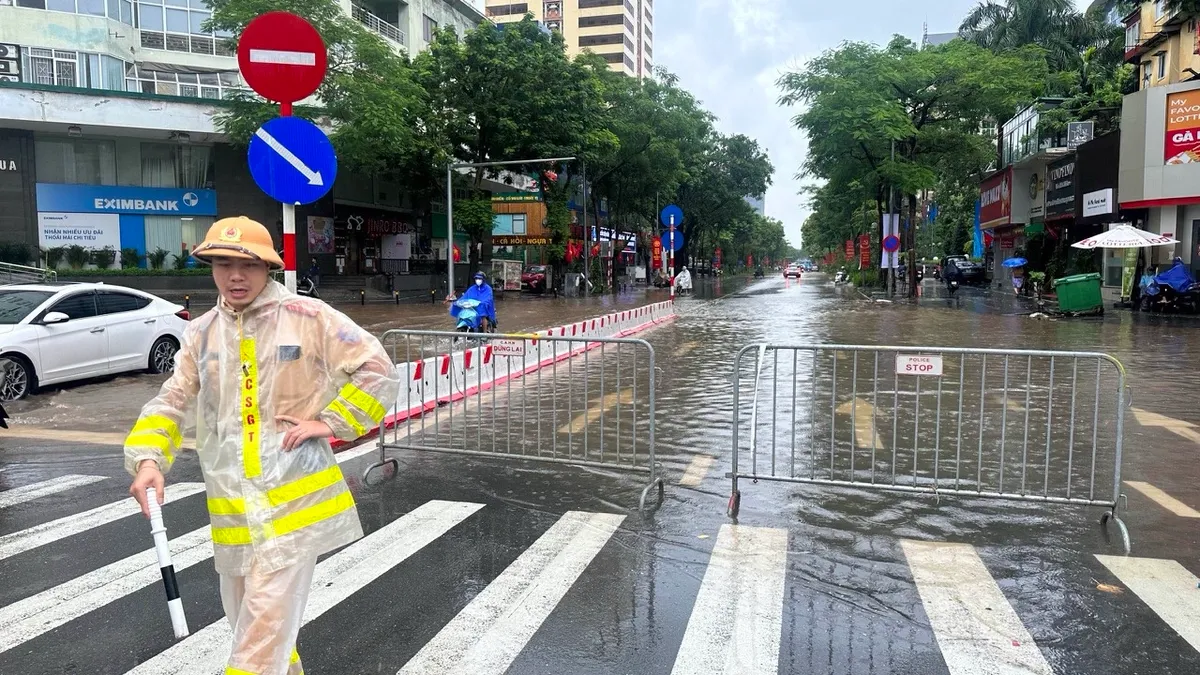 Hà Nội: CSGT căng mình phân luồng giao thông trong mưa ngập - Ảnh 8.