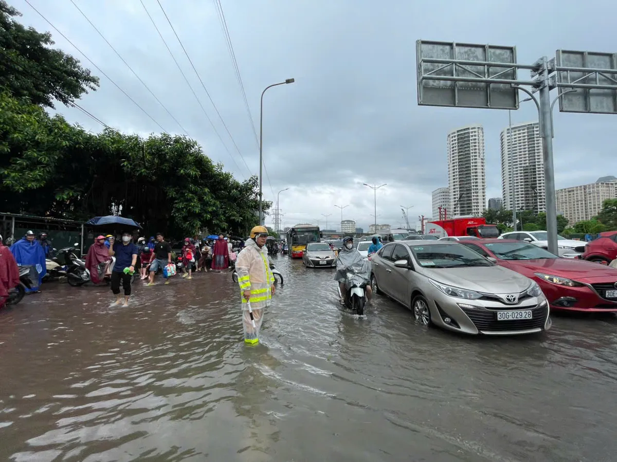 Hà Nội: CSGT căng mình phân luồng giao thông trong mưa ngập - Ảnh 3.
