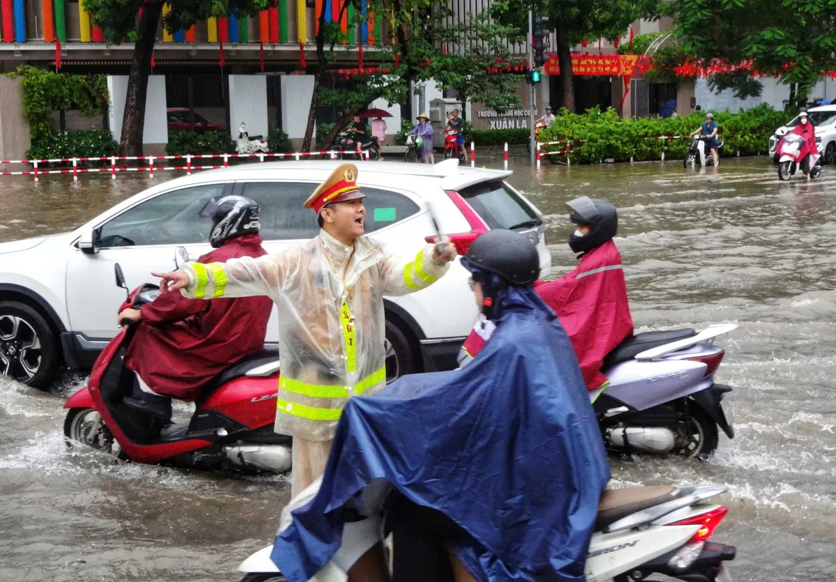 Hà Nội: CSGT căng mình phân luồng giao thông trong mưa ngập - Ảnh 9.