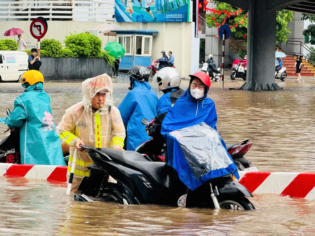 Hà Nội: CSGT căng mình phân luồng giao thông trong mưa ngập - Ảnh 11.
