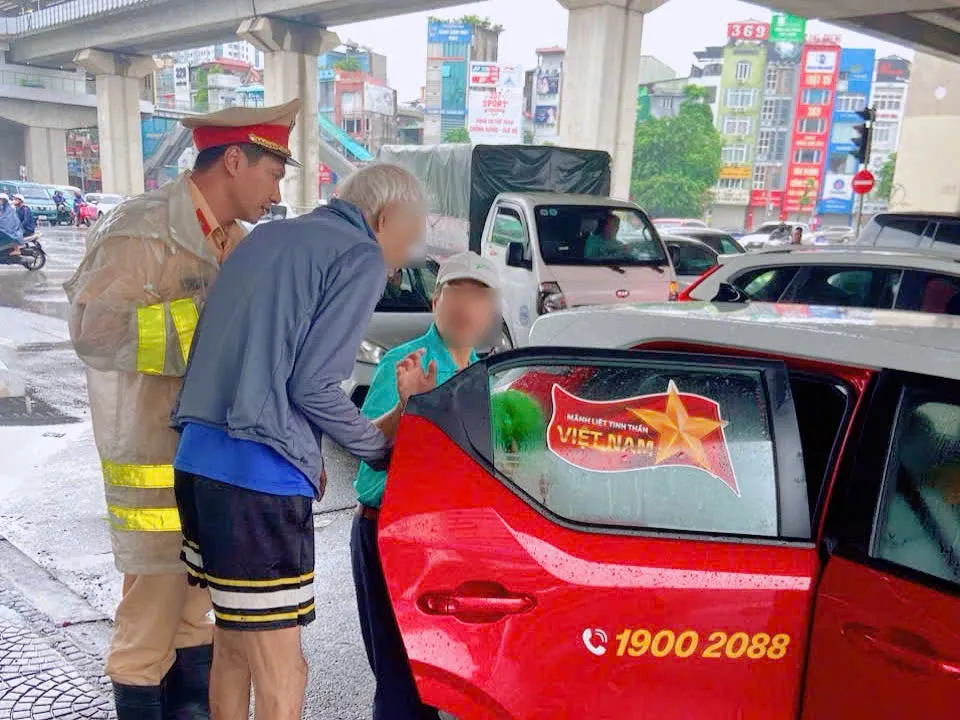 CSGT Hà Nội giúp cụ ông 84 tuổi đi lạc dưới mưa bão về với gia đình an toàn - Ảnh 2.