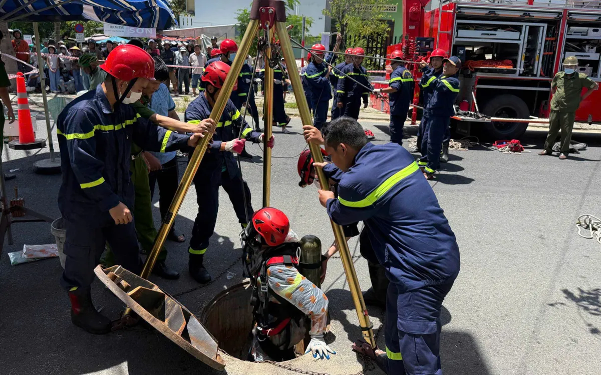 Lực lượng CNCH đưa người xuống hố sâu để tiếp cận vị trí 2 nạn nhân bị mắc kẹt. Lực lượng CNCH đưa người xuống hố sâu để tiếp cận vị trí 2 nạn nhân bị mắc kẹt.