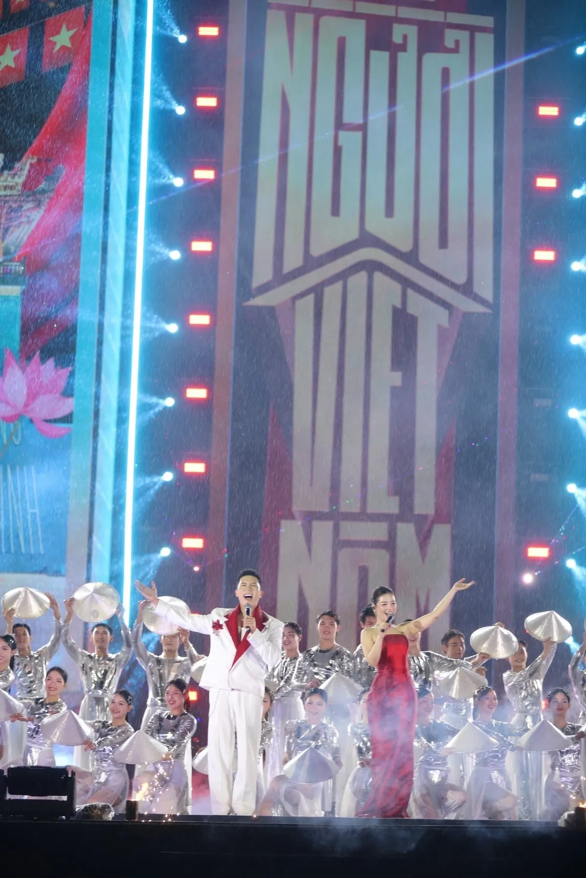 “Việt Nam trong tôi”: Đêm concert trong mưa chạm tim  khán giả - Ảnh 3.